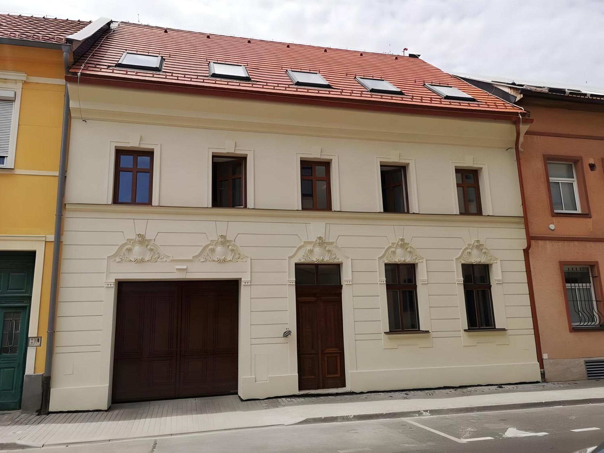 Beautiful New Apt In Old Town Near Train Station - Free Parking ブラチスラヴァ エクステリア 写真