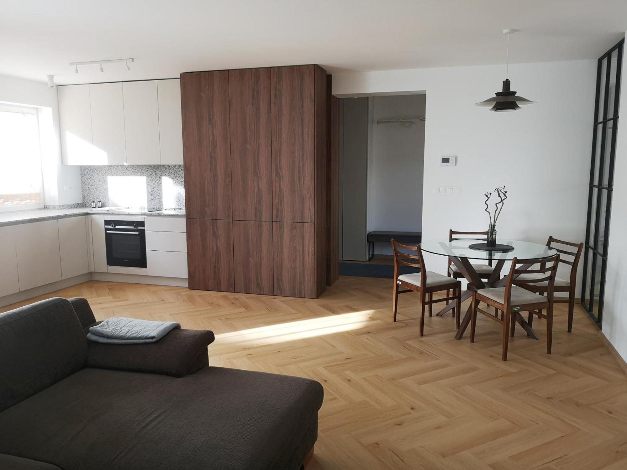 Beautiful New Apt In Old Town Near Train Station - Free Parking ブラチスラヴァ エクステリア 写真