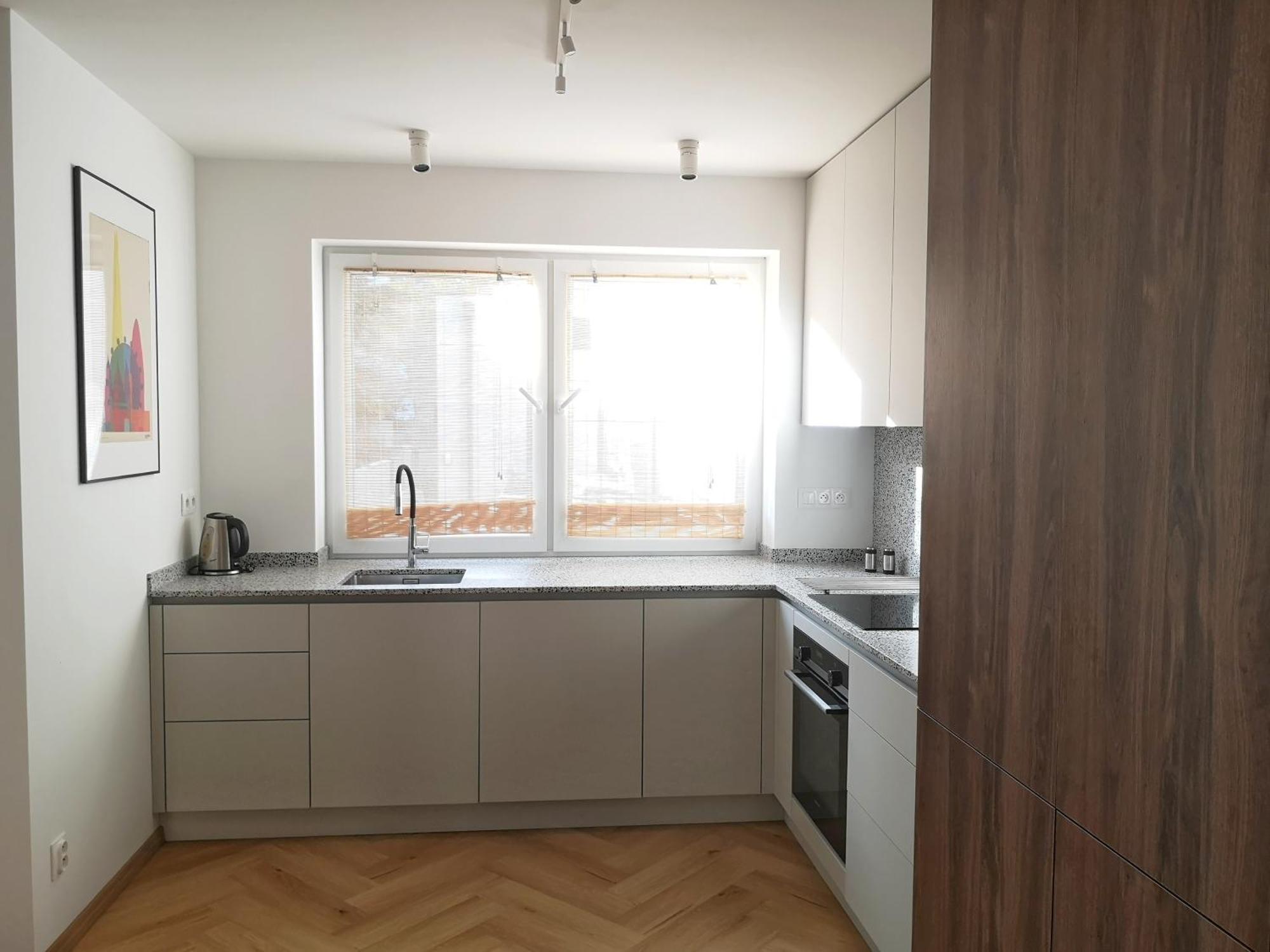 Beautiful New Apt In Old Town Near Train Station - Free Parking ブラチスラヴァ エクステリア 写真